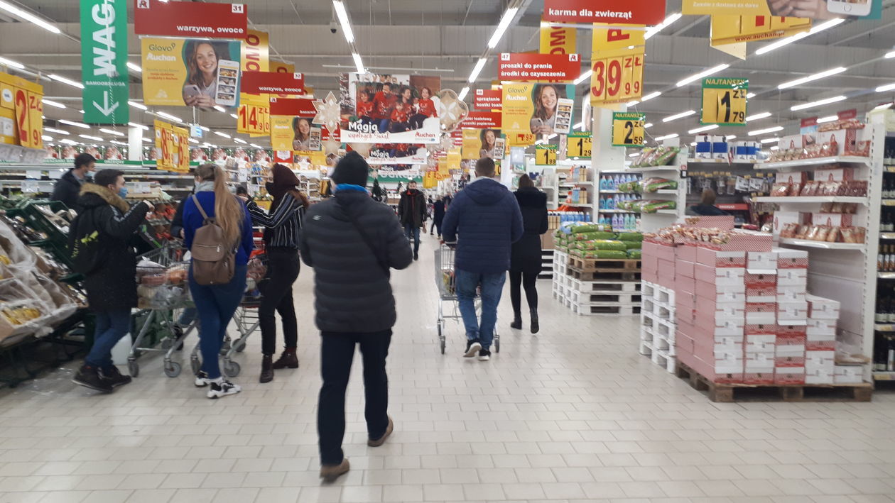  Tłumy klientów sklepach Lidl i Auchan (zdjęcie 1) - Autor: Maciej Kaczanowski