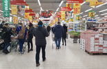 Tłumy klientów sklepach Lidl i Auchan (zdjęcie 5)