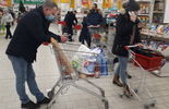 Tłumy klientów sklepach Lidl i Auchan (zdjęcie 4)