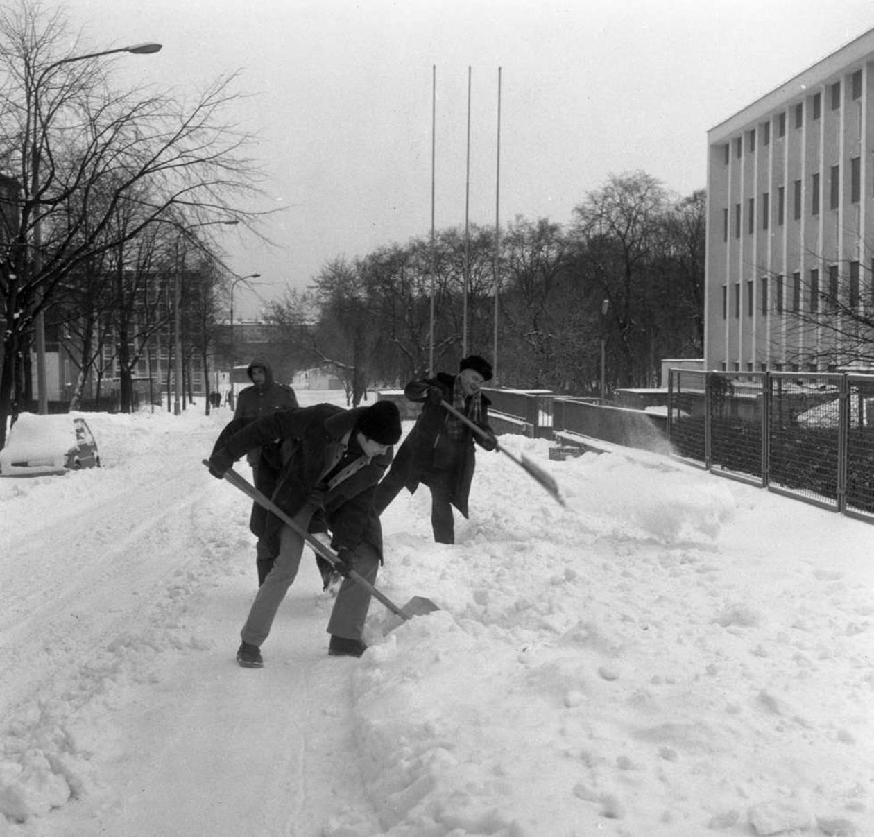  <p>Odśnieżanie przed Radiem Lublin, ul. Obrońc&oacute;w Pokoju</p>