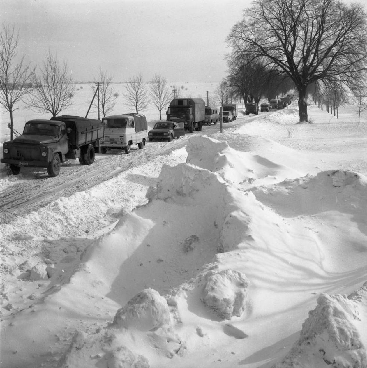  <p>Zaspy były wyższe od samochod&oacute;w</p>