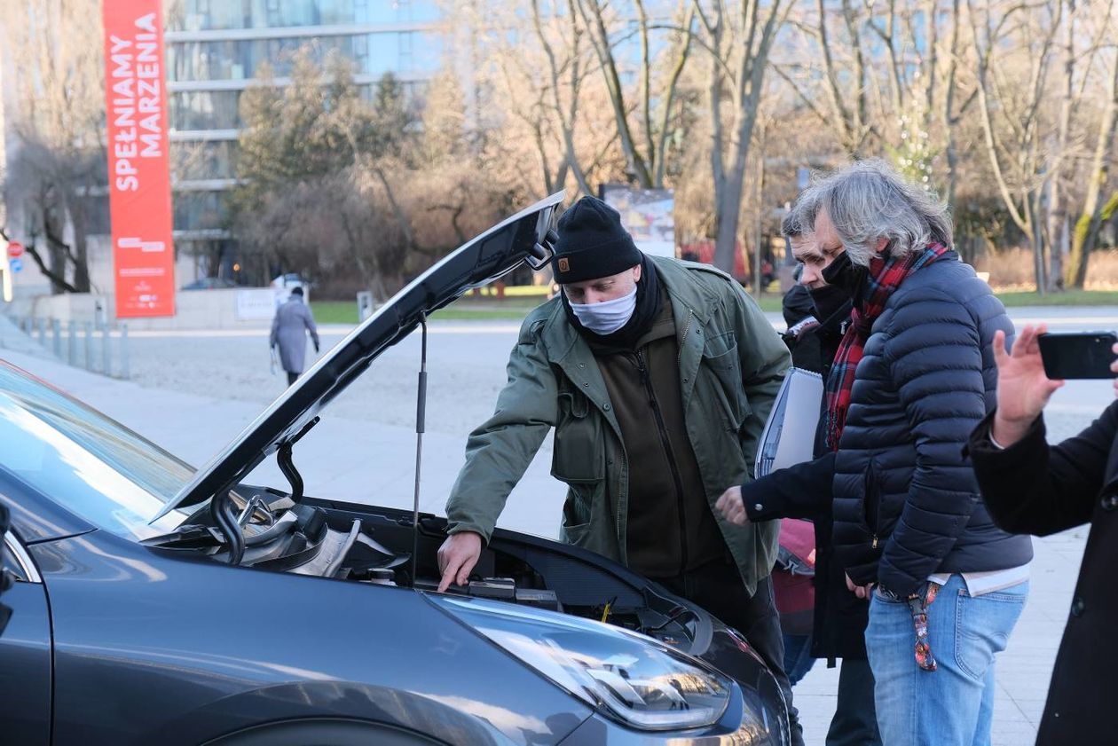  Przekazanie samochodów elektrycznych Urzędowi Marszałkowskiemu (zdjęcie 1) - Autor: Maciej Kaczanowski