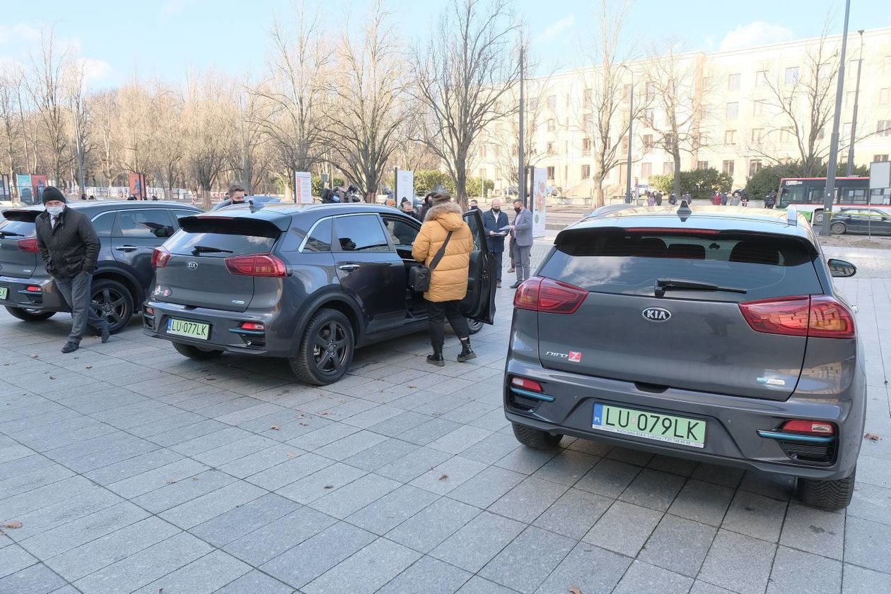  Przekazanie samochodów elektrycznych Urzędowi Marszałkowskiemu (zdjęcie 1) - Autor: Maciej Kaczanowski