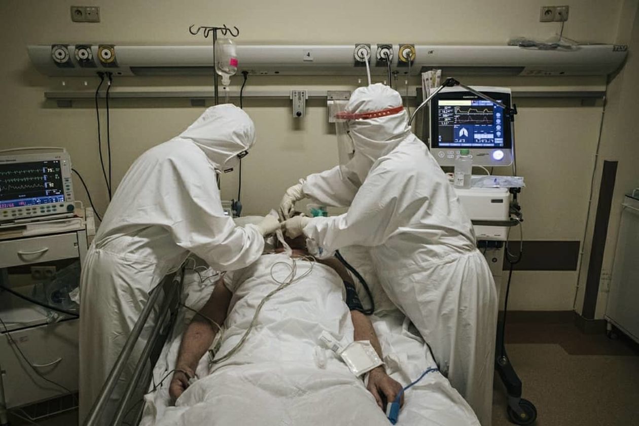  Praca na oddziale intensywnej terapii szpitala wojewódzkiego w Chełmie  (zdjęcie 1) - Autor: Jacek Szydłowski