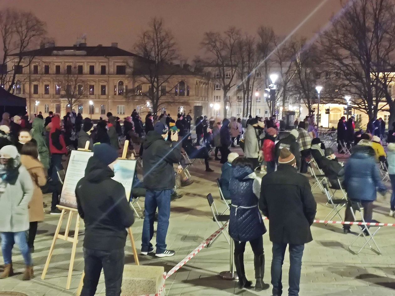  Wydarzenie plenerowe Idę po wodzie na placu Litewskim w Lublinie (zdjęcie 1) - Autor: Paweł Buczkowski