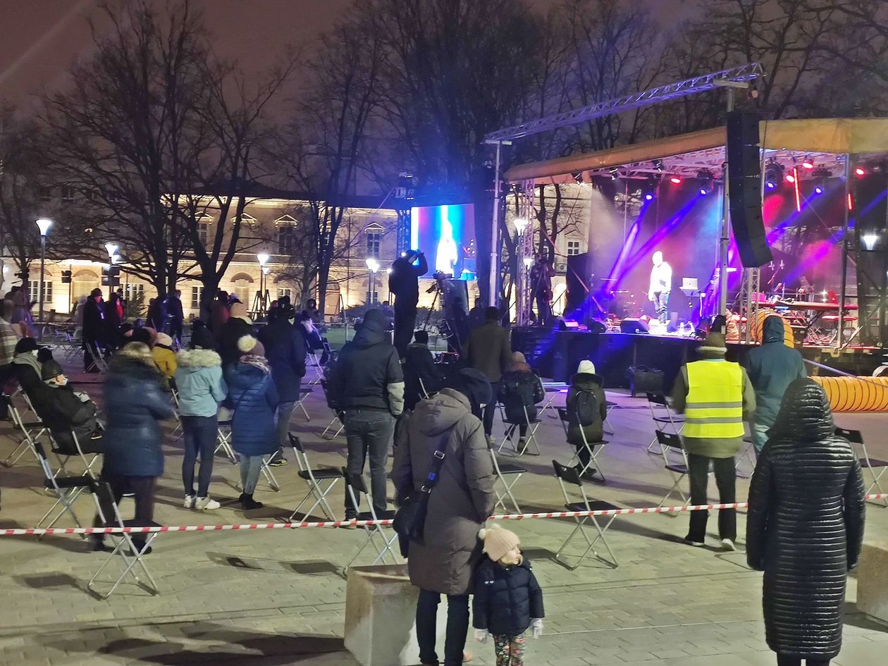  Wydarzenie plenerowe Idę po wodzie na placu Litewskim w Lublinie (zdjęcie 1) - Autor: Paweł Buczkowski