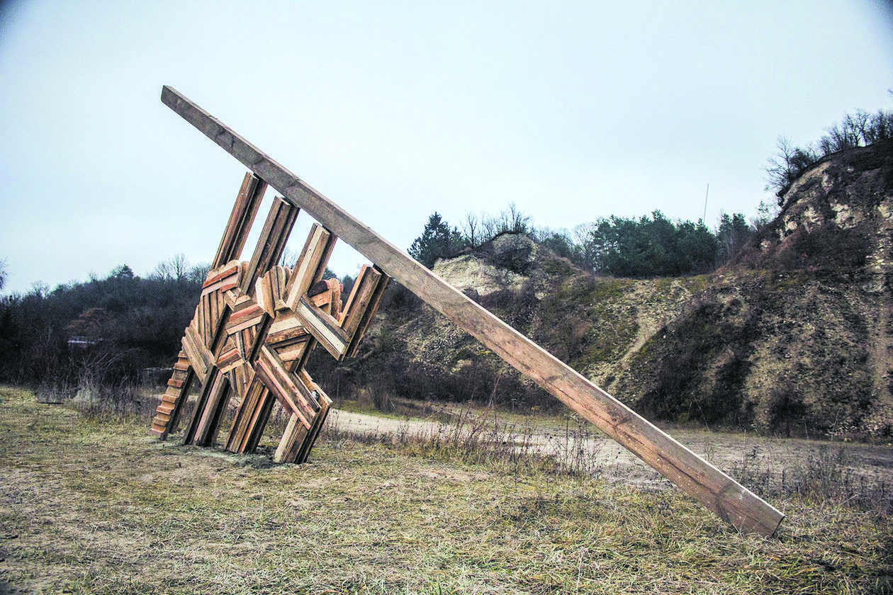  <p>&bdquo;SPOŁEM&rdquo;, Jan Mioduszewski</p>
<p>Motyw ludzi pracujących został zaczerpnięty ze społemowskiego logo. Rzeźba jest poświęcona szlachetności pracy</p>