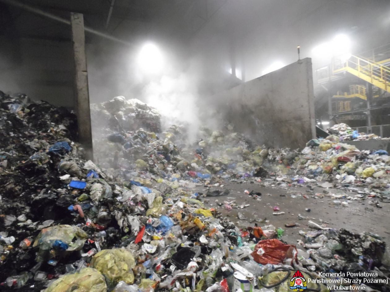 Pożar w sortowni śmieci w Wólce Rokickiej - Autor: KP PSP Lubartów