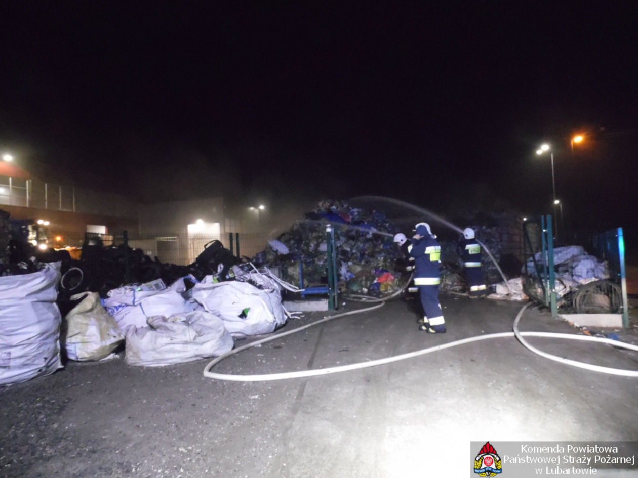  Pożar w sortowni śmieci w Wólce Rokickiej (zdjęcie 1) - Autor: KP PSP Lubartów