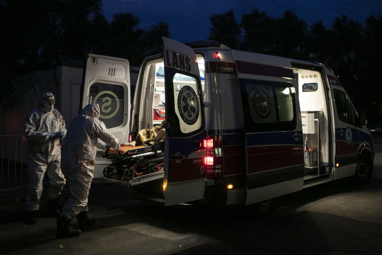  <p>Nocny transport pacjentki do "czerwonej strefy" oddziału ratunkowego w SPSK 4 w Lublinie.&nbsp;</p>
