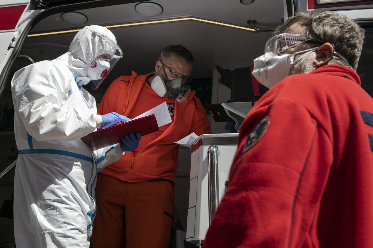  <p>Medyk z "czerwonej strefy" oddziału ratunkowego w SPSK 4 w Lublinie podczas rozmowy z zespołem pogotowia.</p>