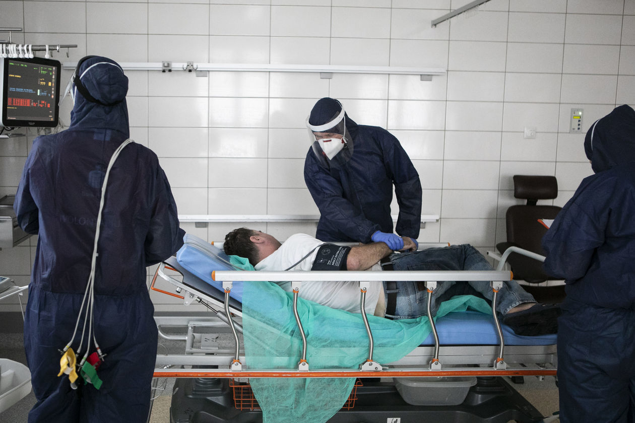  <p>Medycy przyjmują pacjenta do "czerwonej strefy" oddziału ratunkowego w SPSK 4 w Lublinie.&nbsp;</p>
