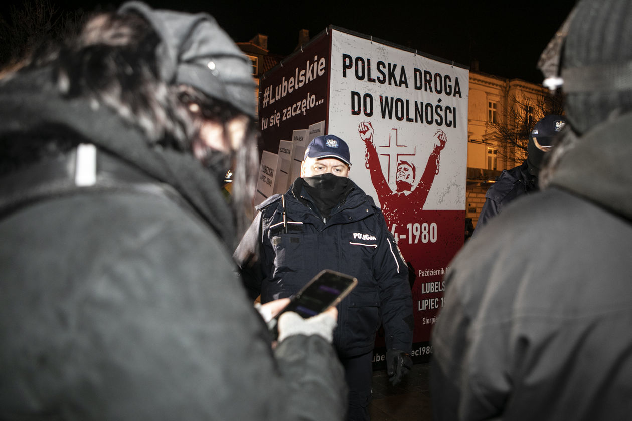  <p>Lublin. Interwencja policjanta podczas&nbsp;manifestacji Strajku Kobiet.&nbsp;</p>