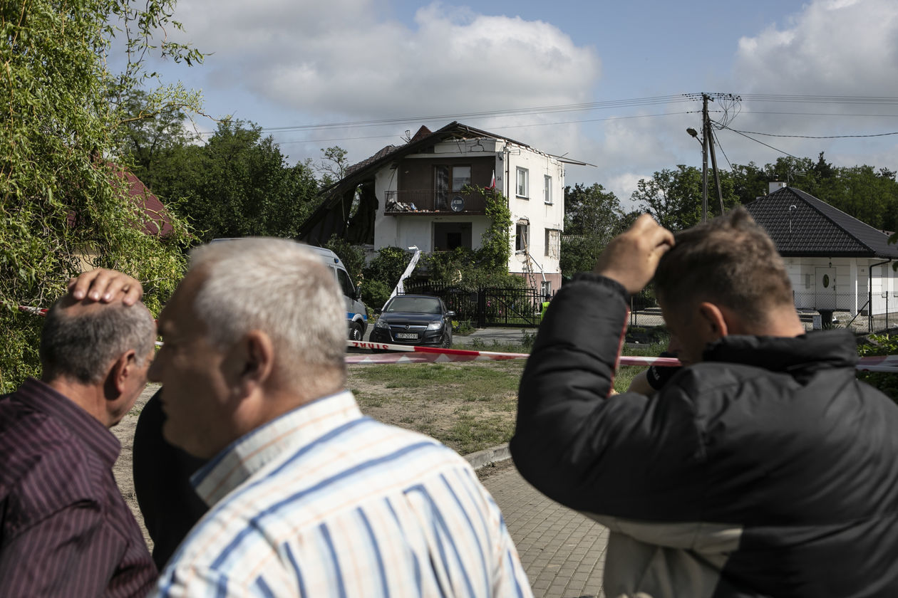  <p>Mieszkańcy Chodla przed domem, w kt&oacute;rym wybuchł gaz. W eksplozji zginęły dwie osoby.&nbsp;</p>