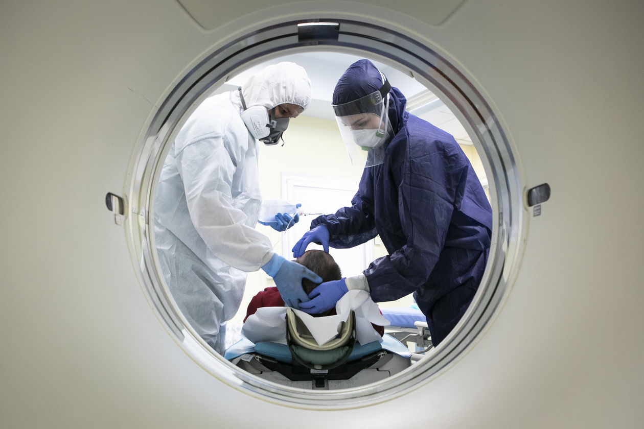  <p>Medycy z "czerwonej strefy" oddziału ratunkowego w SPSK 4 w Lublinie przygotowują pacjenta do badania tomografem.&nbsp;</p>
