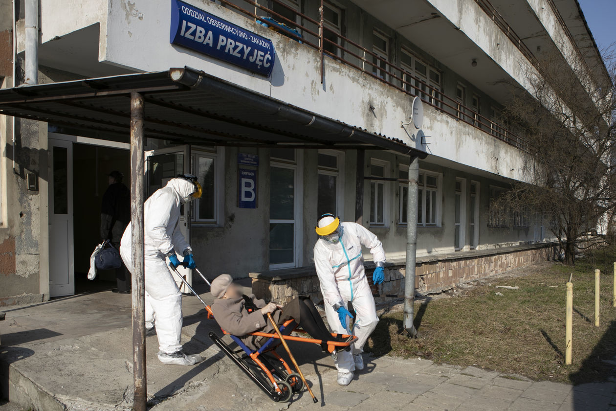  <p>Transport pacjentki chorej na covid-19 do szpitala w Chełmie.&nbsp;</p>