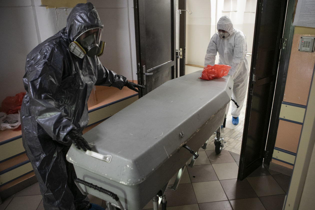  <p>Szpital Kliniczny Nr 1 w Lublinie. Transport ciała pacjenta zmarłego po zakażeniu koronawirusem.&nbsp;</p>