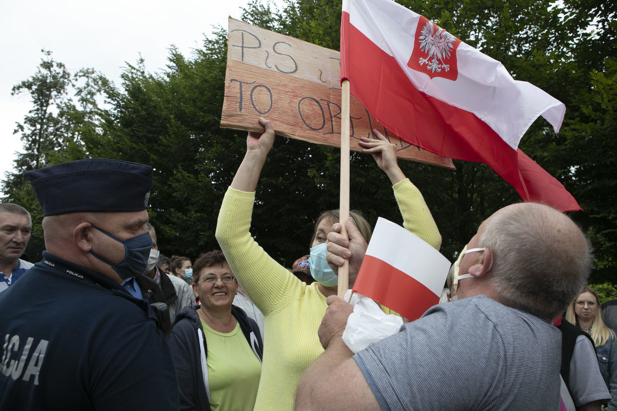  <p>Przepychanki podczas spotkania z Andrzejem Dudą w Rykach.&nbsp;</p>