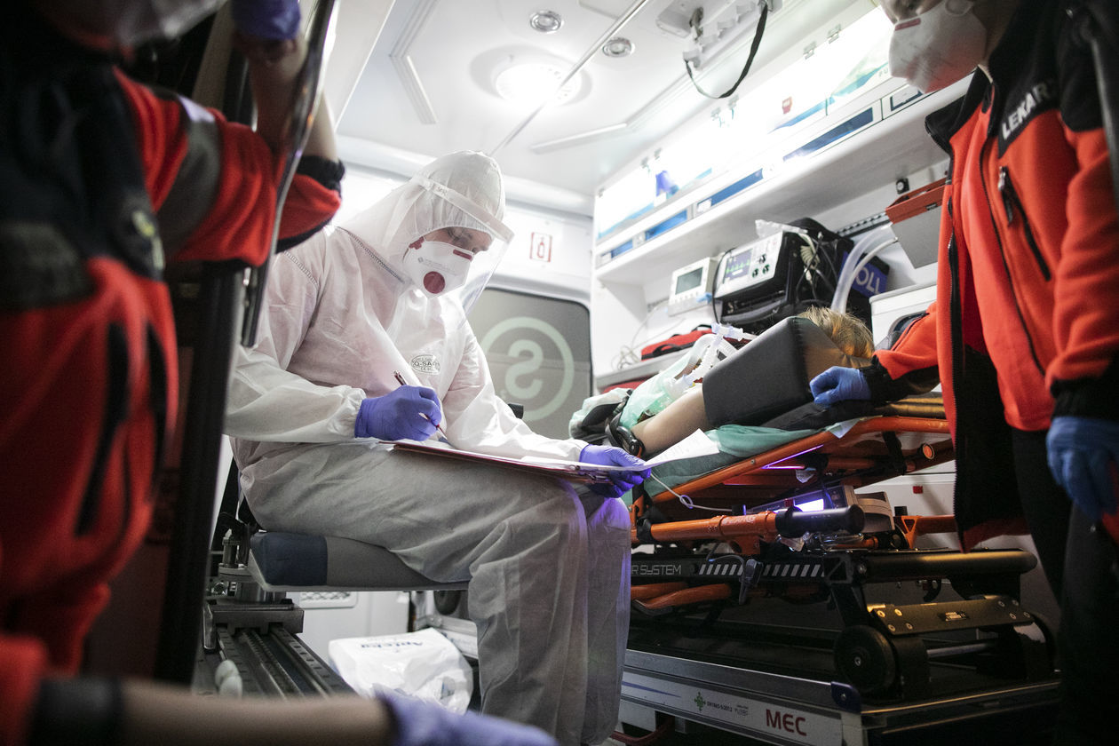  <p>Ratownicy z pogotowia i medyk z "czerwonej strefy" oddziału ratunkowego w SPSK 4 w Lublinie podczas przyjmowania pacjentki.</p>