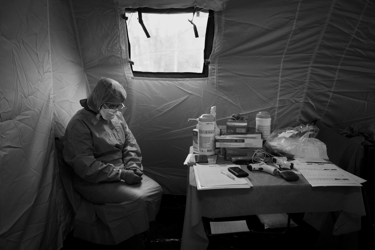 <p>Pielęgniarka w namiocie do segragacji pacjent&oacute;w przed Szpitalem Klinicznym Nr 4 w Lublinie.&nbsp;</p>