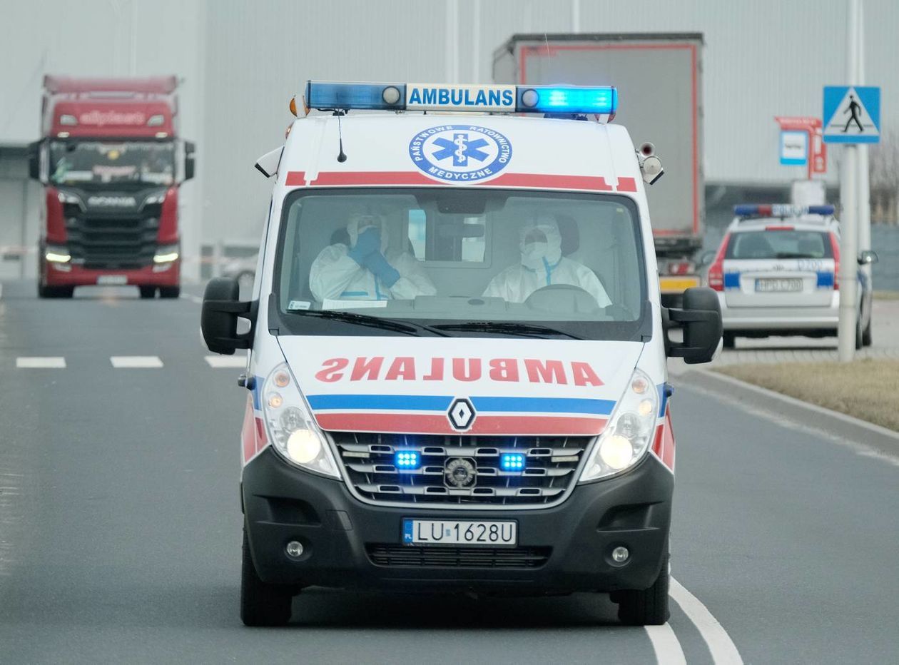  <p>28.02.2020 Lublin ul. Morizta. Ambulans pogotowia ratunkowego przewozi kierowcę tira, pierwszego pacjenta na Lubelszczyźnie z podejrzeniem infekcji koronawirusem.</p>