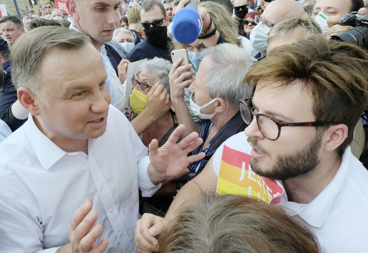  <p>15.06.2020 Lublin pl. Litewski. Wiec wyborczy kandydata PiS na prezydenta Andrzeja Dudy. Z prawej Bart Staszewski, działacz LGBT podczas polemiki z kandydatem.</p>