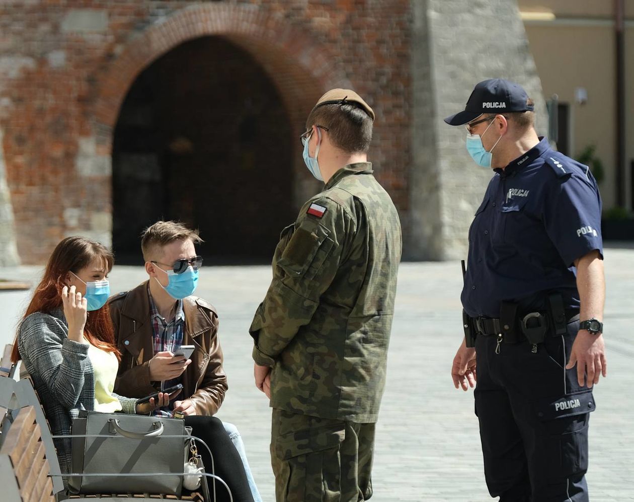  <p>02.05.2020 Lublin ul. Krakowskie Przedmieście. Deptak. Łączony patrol policji i wojska poucza o obowiązku noszenia maski ochronnej w miejscach publicznych z powodu epidemii Covid-19.</p>