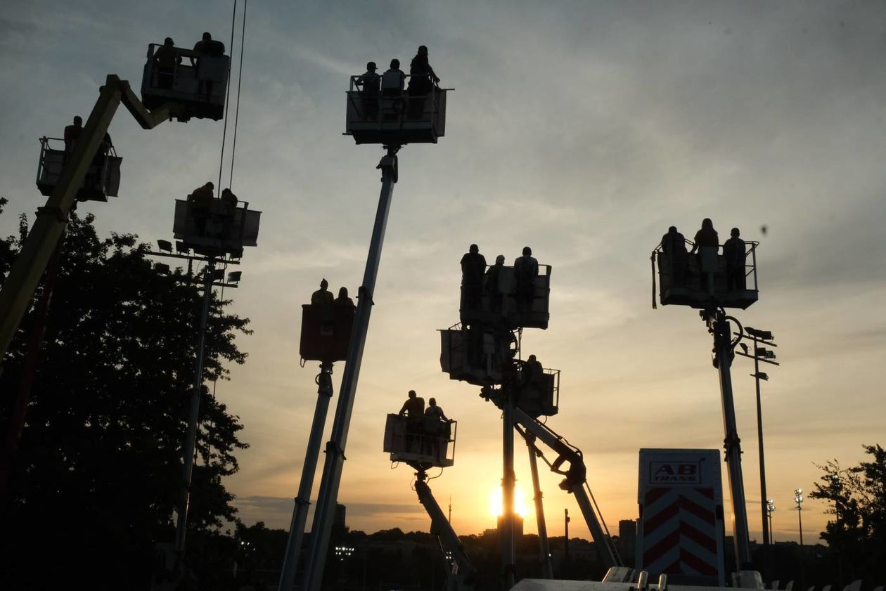  <p>02.08.2020 Lublin al. Zygmuntowskie. Stadion Motoru Lublin. PGE Ekstraliga Żużlowa. Kibice, z powodu obostrzeń epidemiologicznych, obserwują mecz zawodnik&oacute;w Motoru z Betard Spartą Wrocław z wynajętych podnośnik&oacute;w.</p>