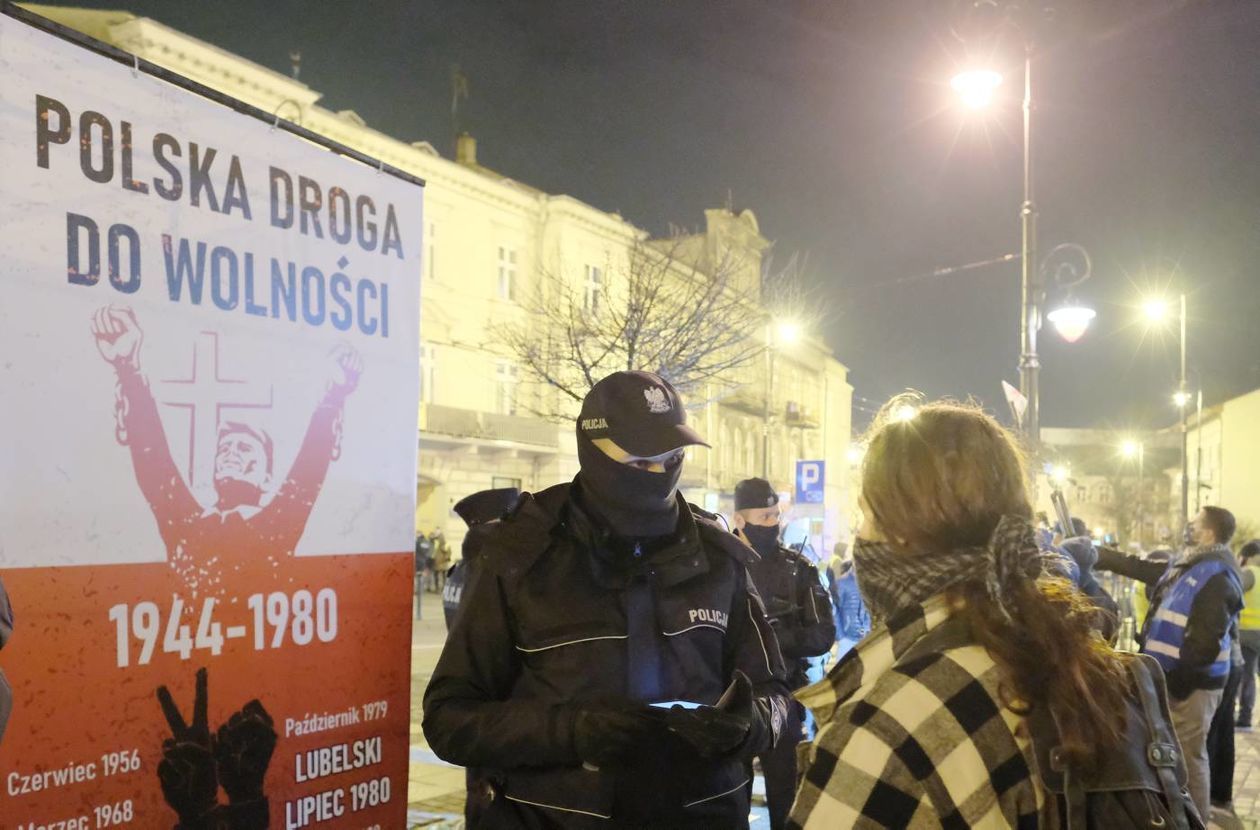  <p>23.11.2020 Lublin ul. Kr&oacute;lewska przed biurem poselskim PiS. Strajk Kobiet przeciwko ustawie o całkowitym zakazie aborcji.</p>