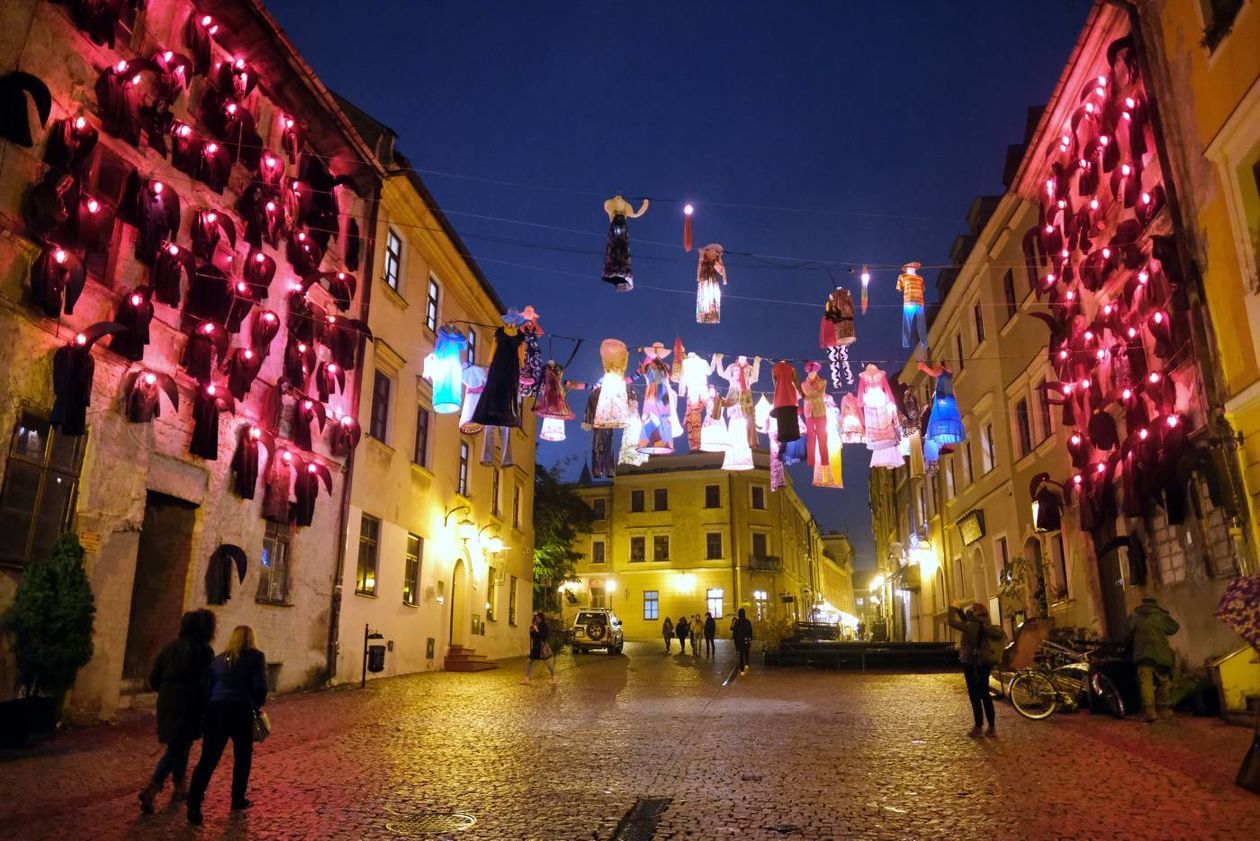  <p>16.10.2020 Lublin ul. Grodzka. Instalacja pt. "Walka postu z karnawałem" autorstwa Jarosława Koziary.</p>