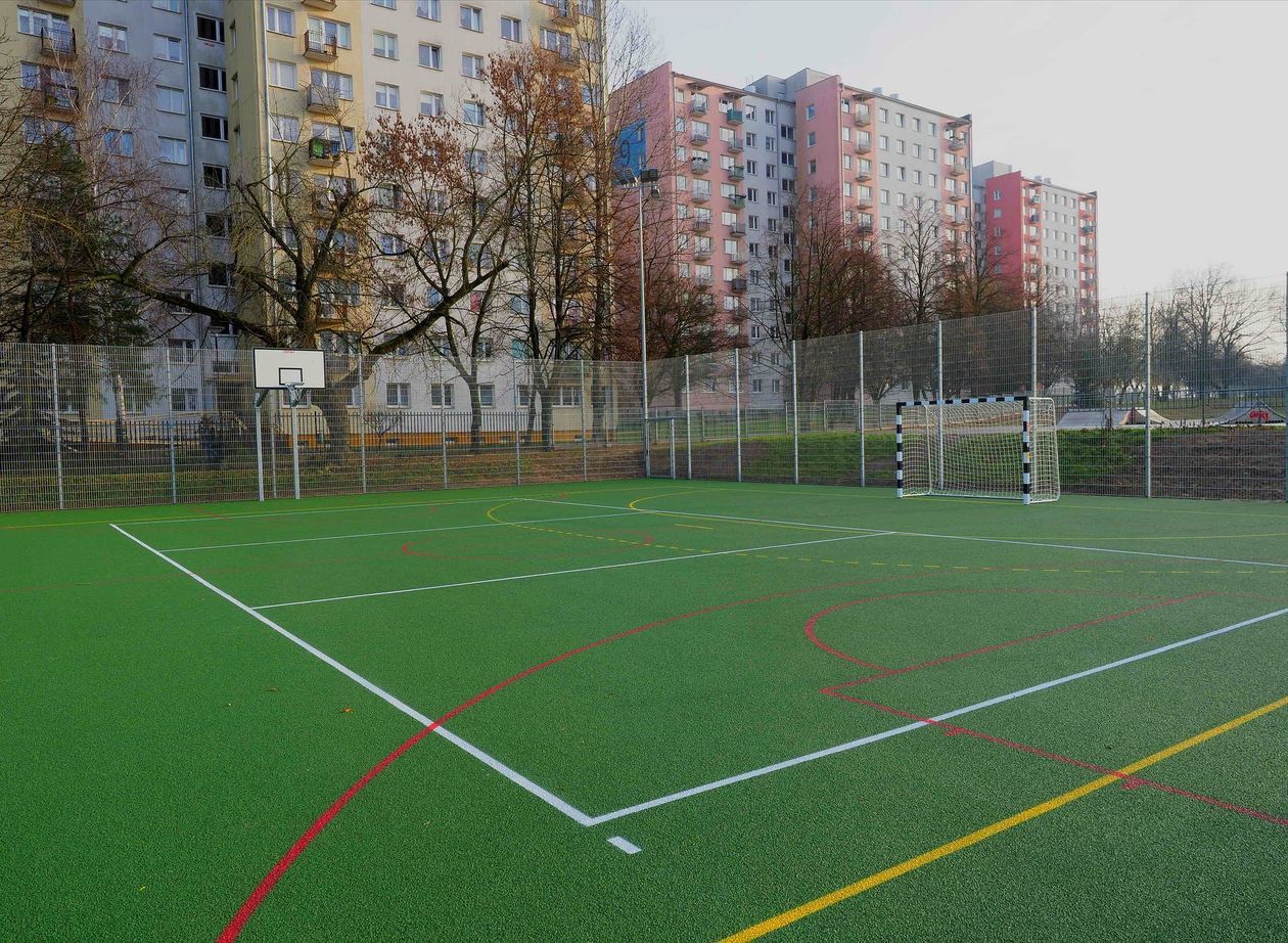  Boisko obok szkoły przy ul. Nałkowkich kusi nowością i czeka na uczniów  (zdjęcie 1) - Autor: UM Lublin