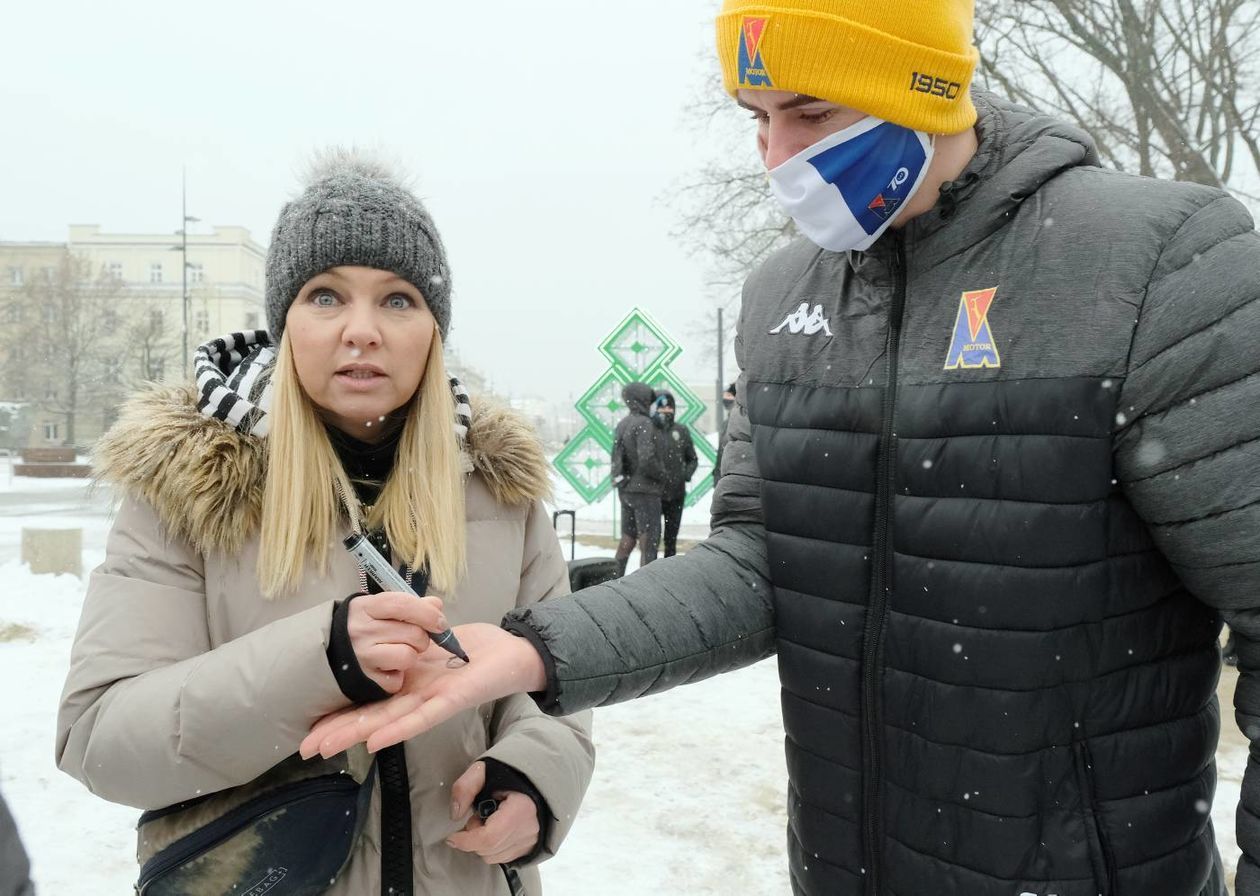  Armia Niny. Happeningn na pl. Litewskim z udziałem artystów i sportowców (zdjęcie 1) - Autor: Maciej Kaczanowski