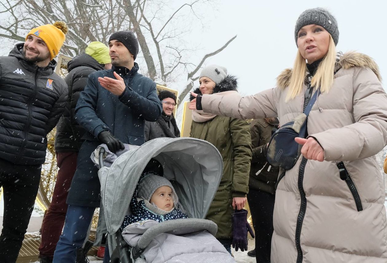  Armia Niny. Happeningn na pl. Litewskim z udziałem artystów i sportowców (zdjęcie 1) - Autor: Maciej Kaczanowski