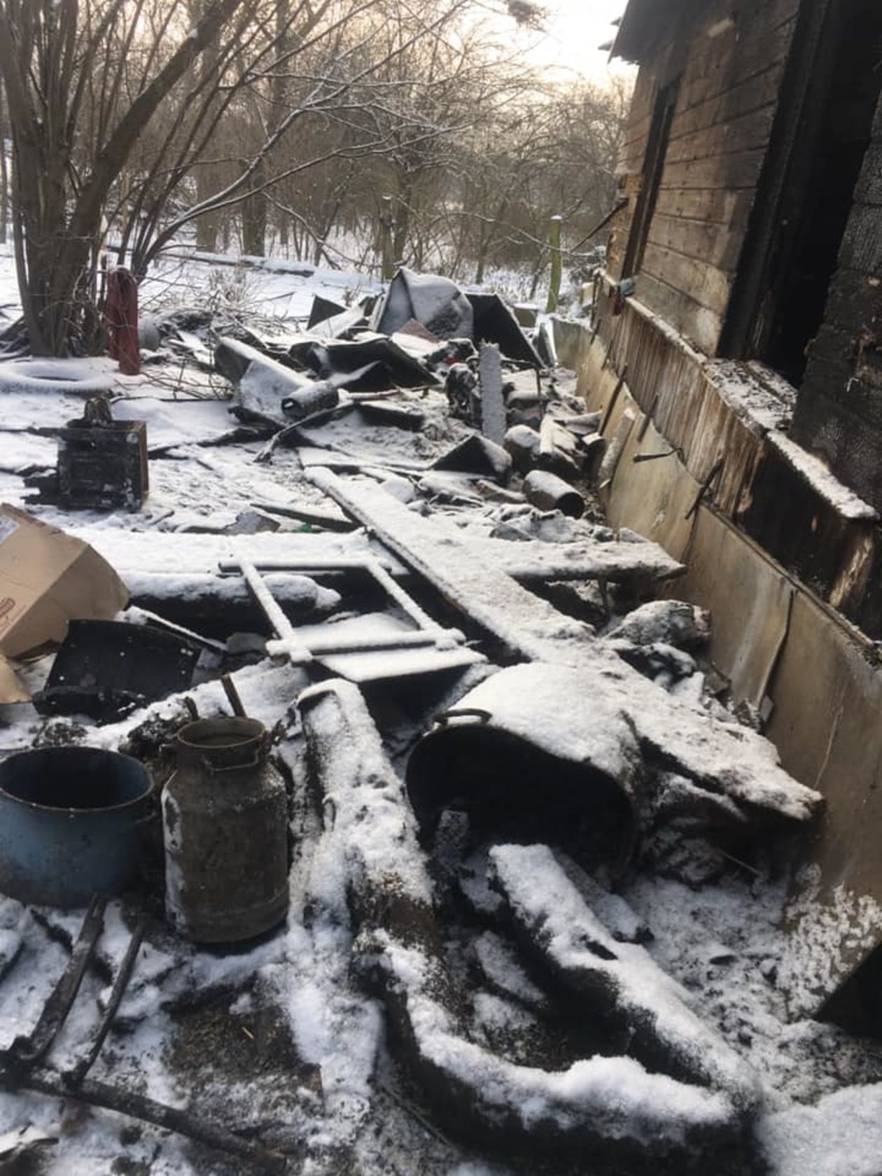  Zniszczenia po pożarze w Nowym Pożogu (zdjęcie 1) - Autor: OSP