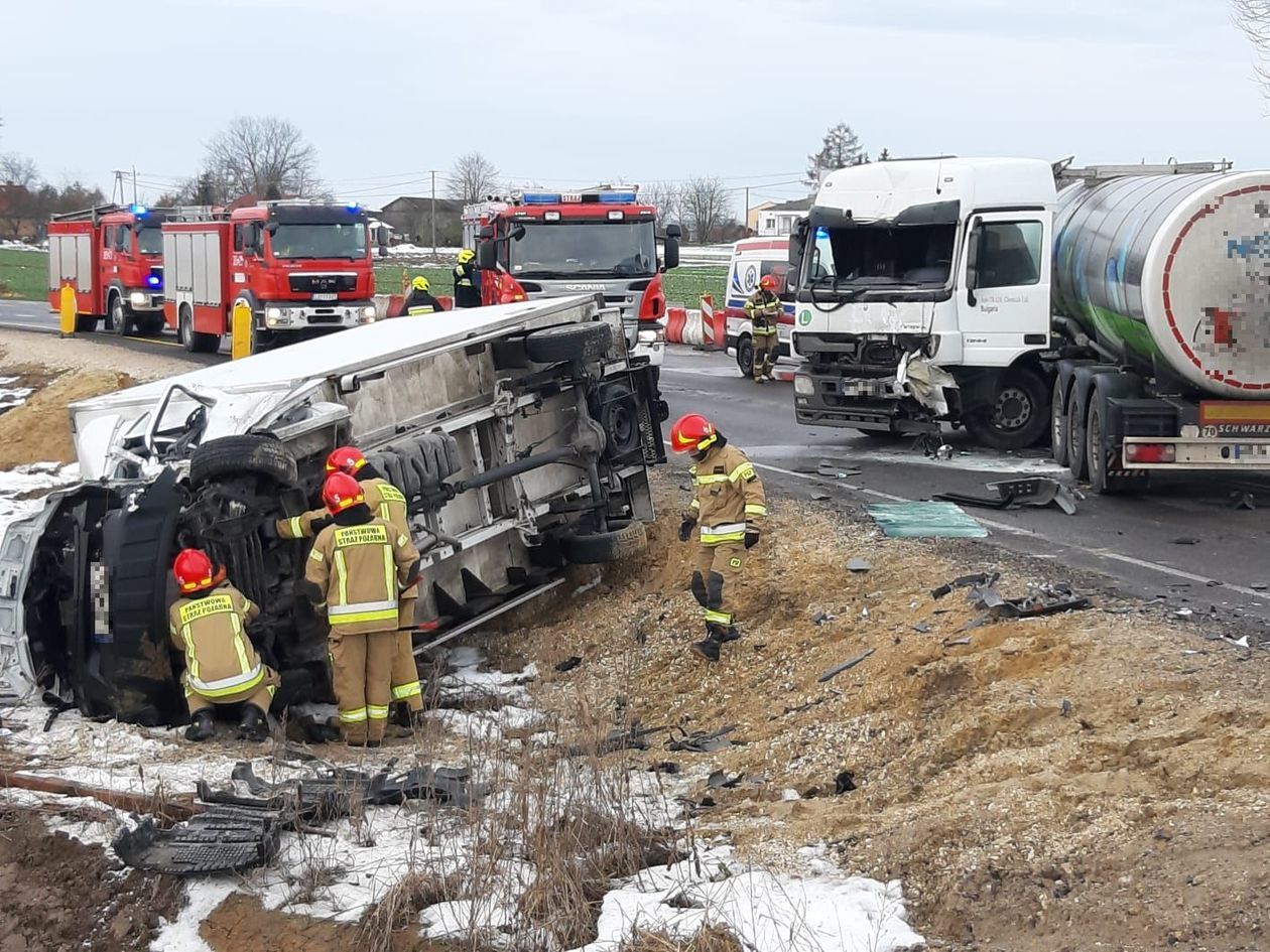  Strzeszkowice Duże. Zderzenie busa z ciężarówką (zdjęcie 1) - Autor: Komenda Miejska PSP Lublin
