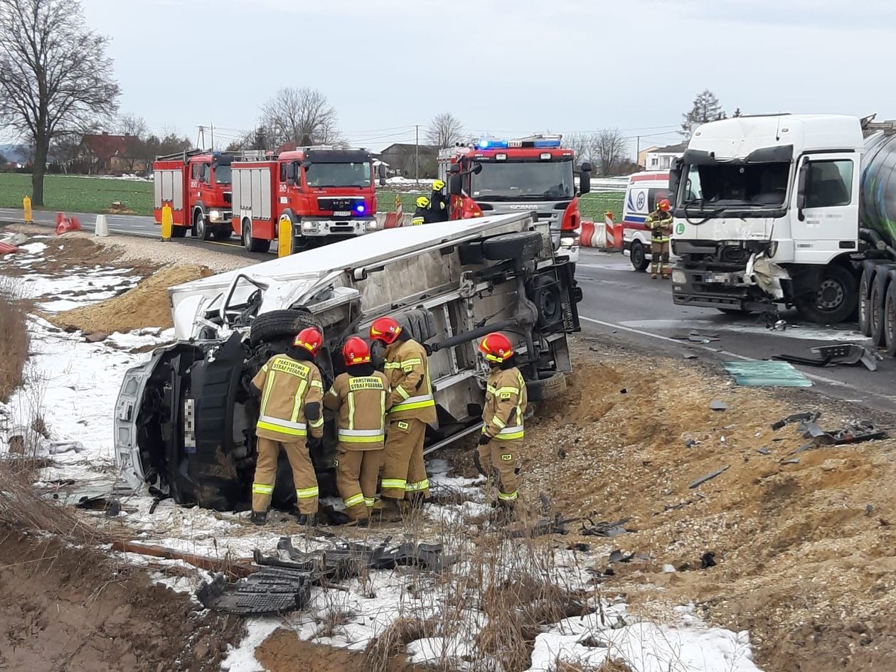  Strzeszkowice Duże. Zderzenie busa z ciężarówką (zdjęcie 1) - Autor: Komenda Miejska PSP Lublin