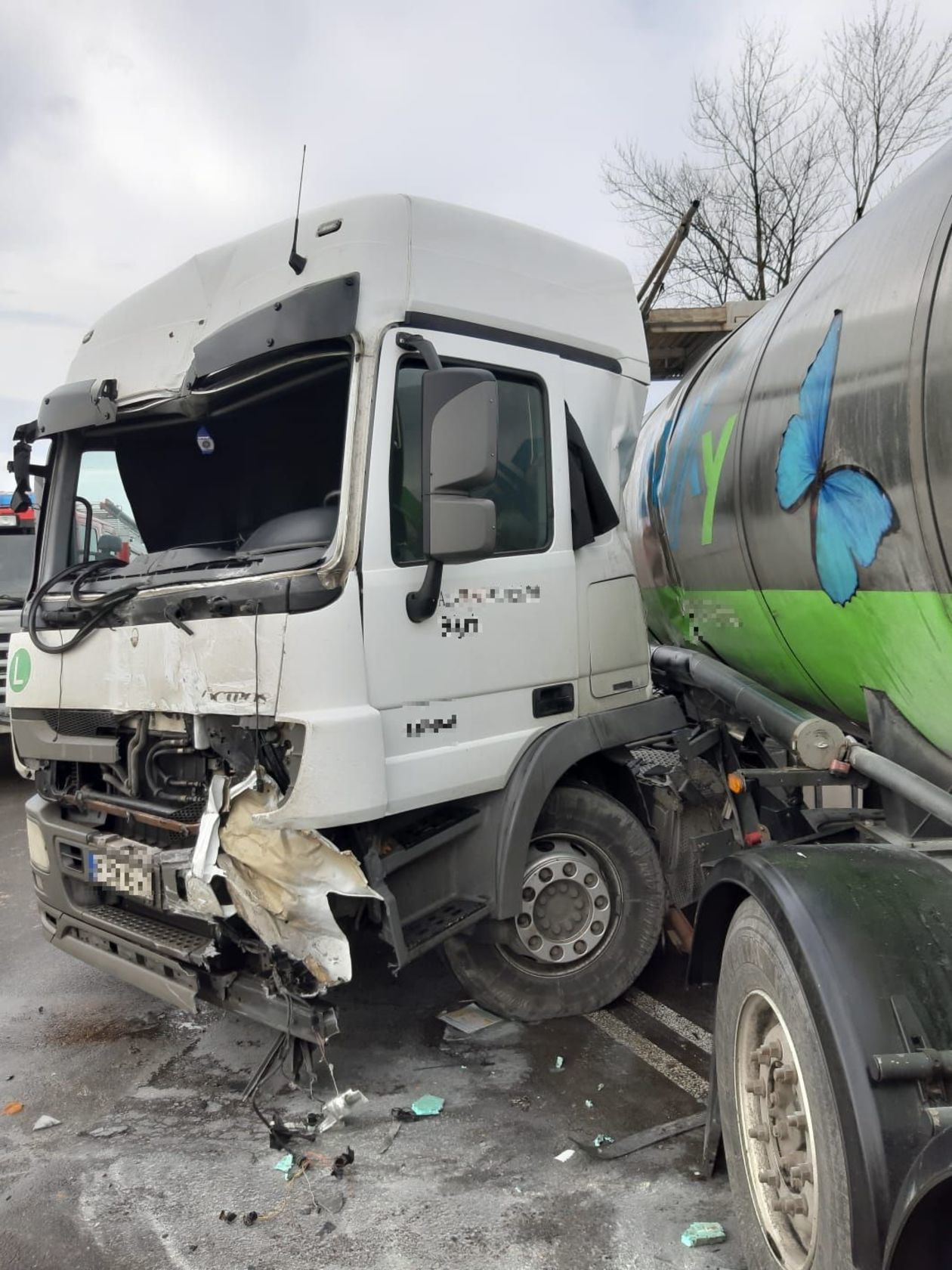  Strzeszkowice Duże. Zderzenie busa z ciężarówką (zdjęcie 1) - Autor: Komenda Miejska PSP Lublin