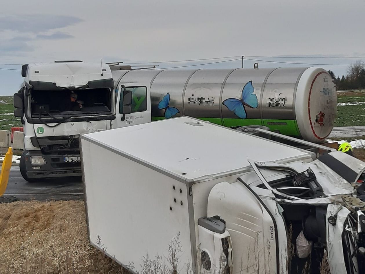  Strzeszkowice Duże. Zderzenie busa z ciężarówką (zdjęcie 1) - Autor: Komenda Miejska PSP Lublin