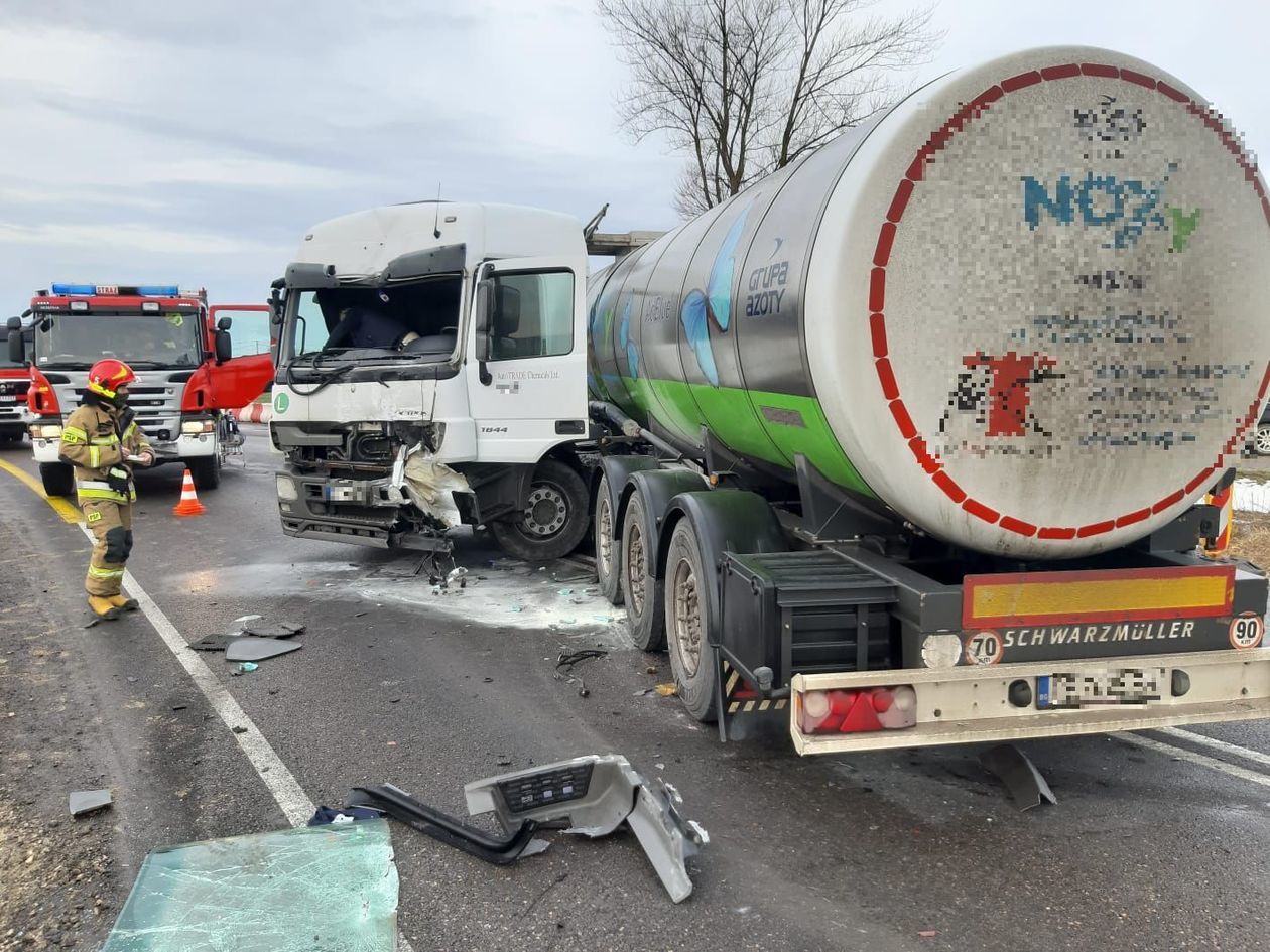  Strzeszkowice Duże. Zderzenie busa z ciężarówką (zdjęcie 1) - Autor: Komenda Miejska PSP Lublin