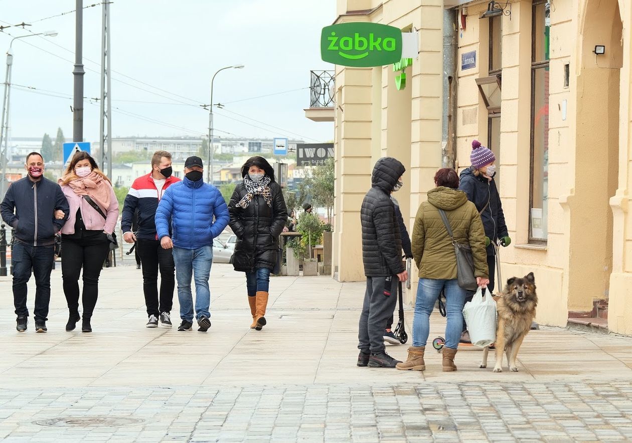  <p>Danych o&nbsp;zarobkach nie ujawnia Żabka. </p>
<p class="MsoNormal">&ndash;&nbsp;Franczyzobiorcy sieci Żabka, jako niezależni przedsiębiorcy, samodzielnie podejmują decyzje dotyczące zatrudnionych przez siebie os&oacute;b. W&nbsp;ich gestii znajduje się m.in. kwestia wynagrodzeń, ewentualnych premii czy prezent&oacute;w świątecznych dla pracownik&oacute;w sklep&oacute;w &ndash;&nbsp;informuje biuro prasowe sieci.</p>
<p class="MsoNormal">&ndash;&nbsp;Zarabiam najniższa krajową &ndash;&nbsp;słyszymy w&nbsp;jednej z&nbsp;Żabek w&nbsp;centrum Lublina. &ndash;&nbsp;Na pewno to nie jest praca na stałe. Jak znajdę coś lepszego to zmienię.</p>
<p class="MsoNormal"><!-- [if gte mso 9]><xml>
 <w:WordDocument>
  <w:View>Normal</w:View>
  <w:Zoom>0</w:Zoom>
  <w:HyphenationZone>21</w:HyphenationZone>
  <w:PunctuationKerning></w:PunctuationKerning>
  <w:ValidateAgainstSchemas></w:ValidateAgainstSchemas>
  <w:SaveIfXMLInvalid>false</w:SaveIfXMLInvalid>
  <w:IgnoreMixedContent>false</w:IgnoreMixedContent>
  <w:AlwaysShowPlaceholderText>false</w:AlwaysShowPlaceholderText>
  <w:Compatibility>
   <w:BreakWrappedTables></w:BreakWrappedTables>
   <w:SnapToGridInCell></w:SnapToGridInCell>
   <w:WrapTextWithPunct></w:WrapTextWithPunct>
   <w:UseAsianBreakRules></w:UseAsianBreakRules>
   <w:DontGrowAutofit></w:DontGrowAutofit>
  </w:Compatibility>
  <w:BrowserLevel>MicrosoftInternetExplorer4</w:BrowserLevel>
 </w:WordDocument>
</xml><![endif]--><!-- [if gte mso 9]><xml>
 <w:LatentStyles DefLockedState="false" LatentStyleCount="156">
 </w:LatentStyles>
</xml><![endif]--><!-- [if gte mso 10]>
<style>
 /* Style Definitions */
 table.MsoNormalTable
	{mso-style-name:Standardowy;
	mso-tstyle-rowband-size:0;
	mso-tstyle-colband-size:0;
	mso-style-noshow:yes;
	mso-style-parent:"";
	mso-padding-alt:0cm 5.4pt 0cm 5.4pt;
	mso-para-margin:0cm;
	mso-para-margin-bottom:.0001pt;
	mso-pagination:widow-orphan;
	font-size:10.0pt;
	font-family:"Times New Roman";
	mso-ansi-language:#0400;
	mso-fareast-language:#0400;
	mso-bidi-language:#0400;}
</style>
<![endif]--></p>
<p><!-- [if gte mso 9]><xml>
 <w:WordDocument>
  <w:View>Normal</w:View>
  <w:Zoom>0</w:Zoom>
  <w:HyphenationZone>21</w:HyphenationZone>
  <w:PunctuationKerning></w:PunctuationKerning>
  <w:ValidateAgainstSchemas></w:ValidateAgainstSchemas>
  <w:SaveIfXMLInvalid>false</w:SaveIfXMLInvalid>
  <w:IgnoreMixedContent>false</w:IgnoreMixedContent>
  <w:AlwaysShowPlaceholderText>false</w:AlwaysShowPlaceholderText>
  <w:Compatibility>
   <w:BreakWrappedTables></w:BreakWrappedTables>
   <w:SnapToGridInCell></w:SnapToGridInCell>
   <w:WrapTextWithPunct></w:WrapTextWithPunct>
   <w:UseAsianBreakRules></w:UseAsianBreakRules>
   <w:DontGrowAutofit></w:DontGrowAutofit>
  </w:Compatibility>
  <w:BrowserLevel>MicrosoftInternetExplorer4</w:BrowserLevel>
 </w:WordDocument>
</xml><![endif]--><!-- [if gte mso 9]><xml>
 <w:LatentStyles DefLockedState="false" LatentStyleCount="156">
 </w:LatentStyles>
</xml><![endif]--><!-- [if gte mso 10]>
<style>
 /* Style Definitions */
 table.MsoNormalTable
	{mso-style-name:Standardowy;
	mso-tstyle-rowband-size:0;
	mso-tstyle-colband-size:0;
	mso-style-noshow:yes;
	mso-style-parent:"";
	mso-padding-alt:0cm 5.4pt 0cm 5.4pt;
	mso-para-margin:0cm;
	mso-para-margin-bottom:.0001pt;
	mso-pagination:widow-orphan;
	font-size:10.0pt;
	font-family:"Times New Roman";
	mso-ansi-language:#0400;
	mso-fareast-language:#0400;
	mso-bidi-language:#0400;}
</style>
<![endif]--></p>