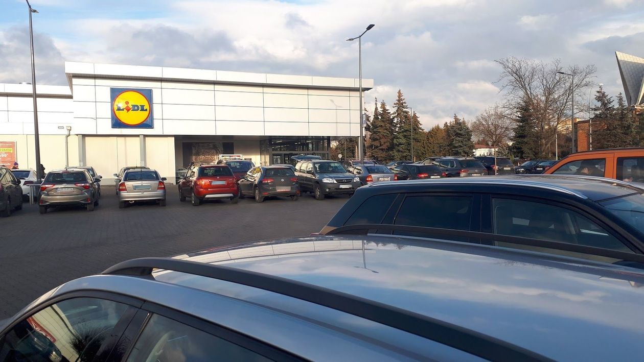  <p>Lidl ostatnią podwyżkę wprowadził w&nbsp;marcu ubiegłego roku. </p>
<p class="MsoNormal">&ndash;&nbsp;Pensja pracownik&oacute;w sklep&oacute;w aktualnie wynosi od 3 400 zł brutto do 4 150 zł brutto na początku zatrudnienia. Już po roku pracy gwarantujemy wzrost płacy do poziomu &ndash;&nbsp;3 500 zł brutto do 4 350 zł brutto, a&nbsp;po dw&oacute;ch latach pracy od 3 700 zł brutto do 4 600 zł brutto &ndash;&nbsp;informuje Aleksandra Robaszkiewicz z&nbsp;Lidl Polska i&nbsp;dodaje, że poziom wynagrodzenia r&oacute;żni się w&nbsp;zależności od lokalizacji sklepu oraz związanych z&nbsp;nią koszt&oacute;w życia.</p>
<p class="MsoNormal">&ndash;&nbsp;Dodatkowo, aby podziękować za wytężoną pracę w&nbsp;trakcie pełnego wyzwań roku, przekazaliśmy w&nbsp;2020 roku pracownikom bony &ndash;świąteczne w&nbsp;kwocie do 700 zł. Wszystkim naszym pracownikom zapewniamy umowę o&nbsp;pracę, ponadprzeciętną w&nbsp;branży wysokość wynagrodzenia oraz pozapłacowe benefity m.in. takie jak ubezpieczenie grupowe, prywatną opiekę medyczną Medicover czy kartę Multisport.</p>
<p><!-- [if gte mso 9]><xml>
 <w:WordDocument>
  <w:View>Normal</w:View>
  <w:Zoom>0</w:Zoom>
  <w:HyphenationZone>21</w:HyphenationZone>
  <w:PunctuationKerning></w:PunctuationKerning>
  <w:ValidateAgainstSchemas></w:ValidateAgainstSchemas>
  <w:SaveIfXMLInvalid>false</w:SaveIfXMLInvalid>
  <w:IgnoreMixedContent>false</w:IgnoreMixedContent>
  <w:AlwaysShowPlaceholderText>false</w:AlwaysShowPlaceholderText>
  <w:Compatibility>
   <w:BreakWrappedTables></w:BreakWrappedTables>
   <w:SnapToGridInCell></w:SnapToGridInCell>
   <w:WrapTextWithPunct></w:WrapTextWithPunct>
   <w:UseAsianBreakRules></w:UseAsianBreakRules>
   <w:DontGrowAutofit></w:DontGrowAutofit>
  </w:Compatibility>
  <w:BrowserLevel>MicrosoftInternetExplorer4</w:BrowserLevel>
 </w:WordDocument>
</xml><![endif]--><!-- [if gte mso 9]><xml>
 <w:LatentStyles DefLockedState="false" LatentStyleCount="156">
 </w:LatentStyles>
</xml><![endif]--><!-- [if gte mso 10]>
<style>
 /* Style Definitions */
 table.MsoNormalTable
	{mso-style-name:Standardowy;
	mso-tstyle-rowband-size:0;
	mso-tstyle-colband-size:0;
	mso-style-noshow:yes;
	mso-style-parent:"";
	mso-padding-alt:0cm 5.4pt 0cm 5.4pt;
	mso-para-margin:0cm;
	mso-para-margin-bottom:.0001pt;
	mso-pagination:widow-orphan;
	font-size:10.0pt;
	font-family:"Times New Roman";
	mso-ansi-language:#0400;
	mso-fareast-language:#0400;
	mso-bidi-language:#0400;}
</style>
<![endif]--></p>