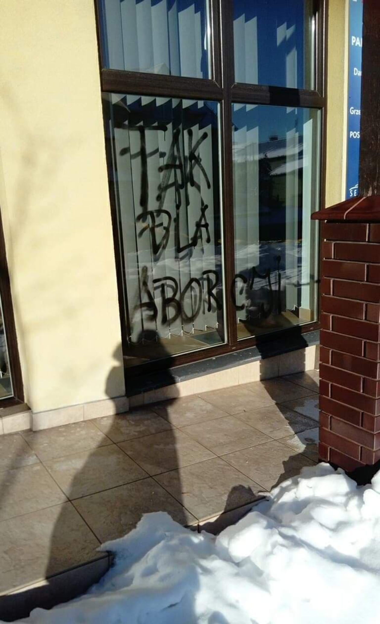Wandale zaatakowali biuro PiS w Białej Podlaskiej - Autor: Biuro poselskie