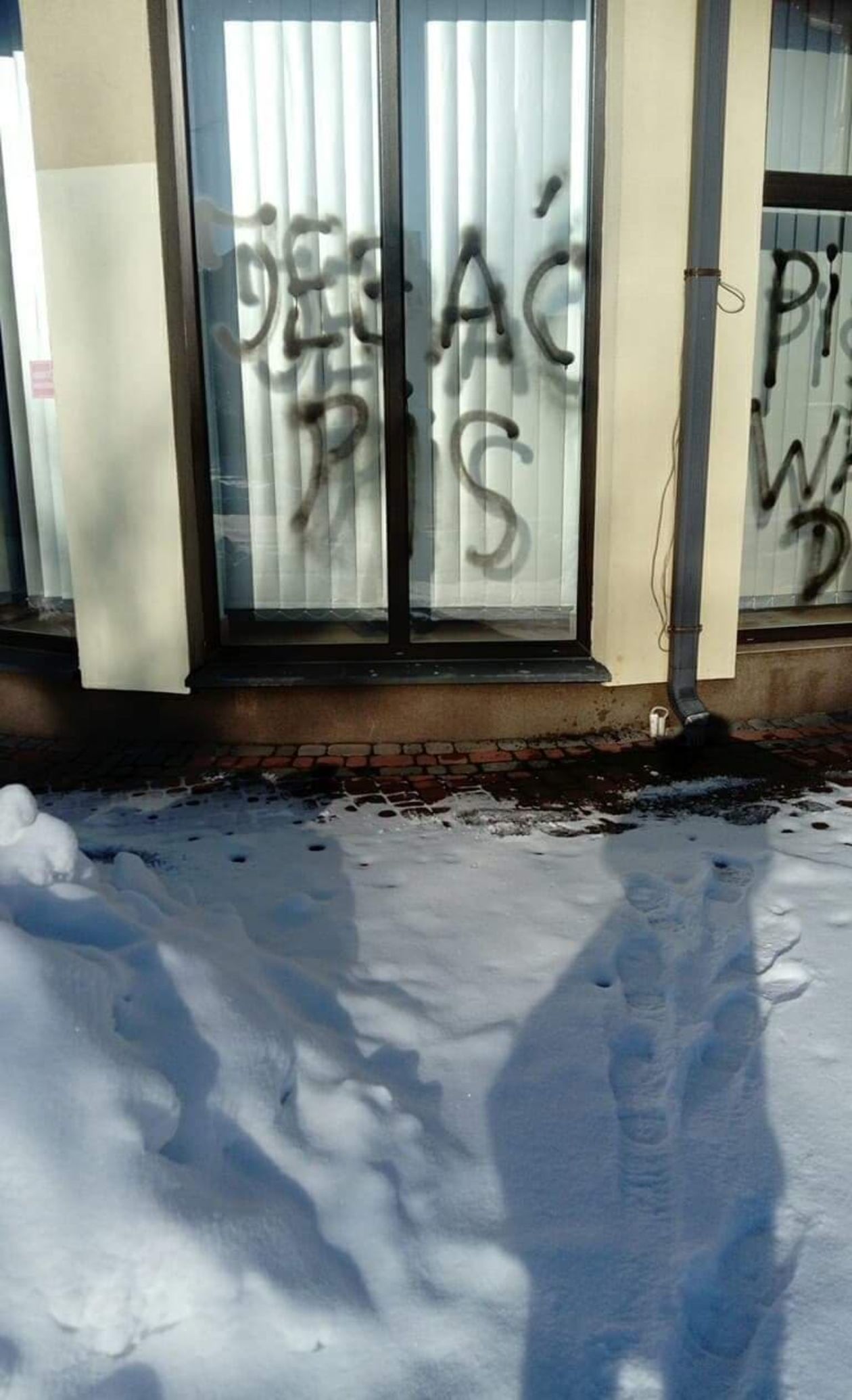  Wandale zaatakowali biuro PiS w Białej Podlaskiej (zdjęcie 1) - Autor: Biuro poselskie