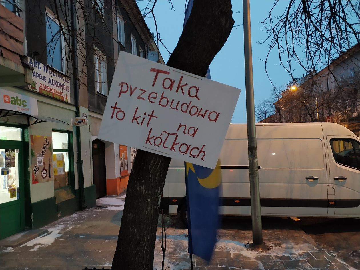  Akcja plakatowa w obronie drzew przy ul. 1 Maja (zdjęcie 1) - Autor: Dominik Smaga