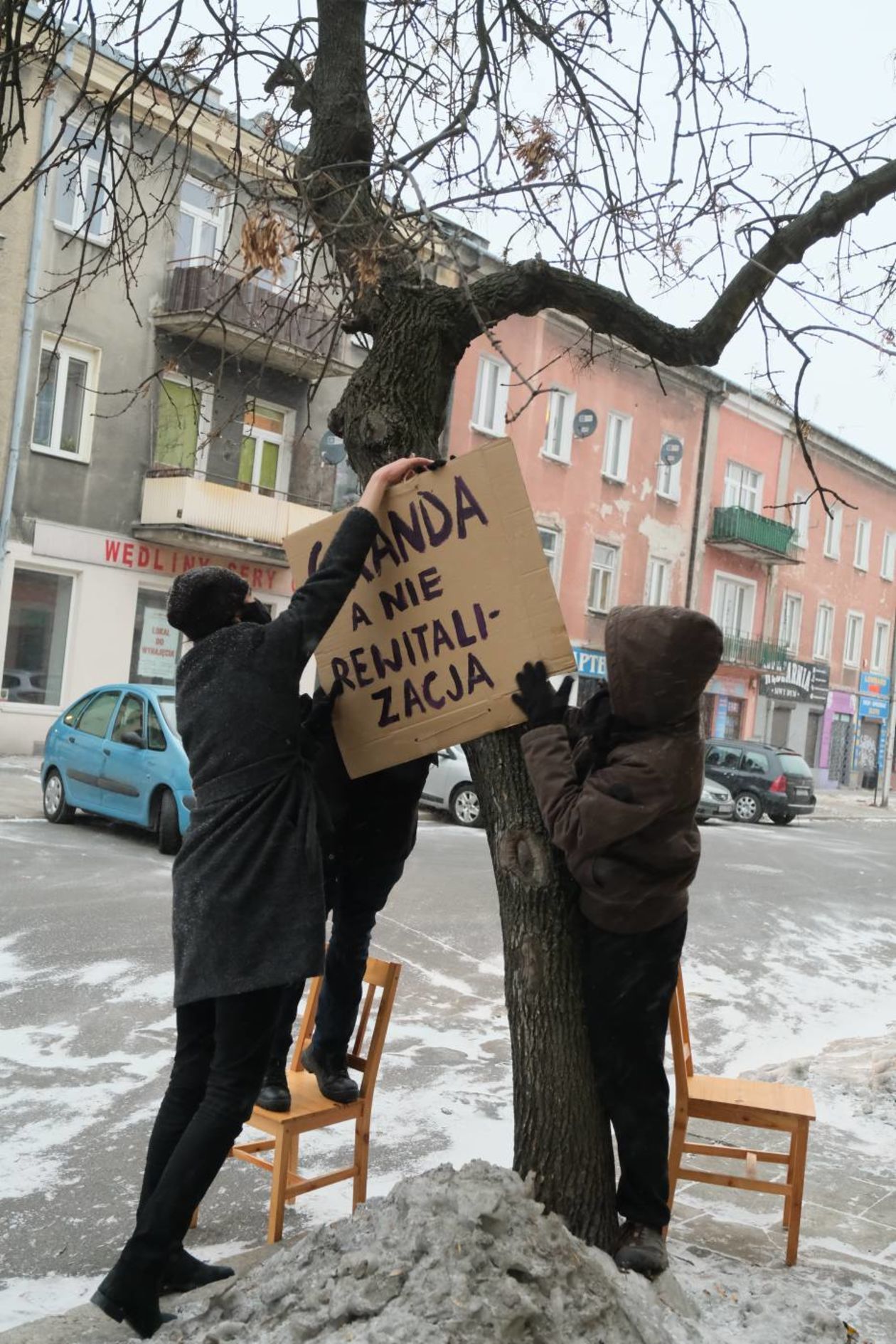  Akcja plakatowa w obronie drzew przy ul. 1 Maja (zdjęcie 1) - Autor: Maciej Kaczanowski