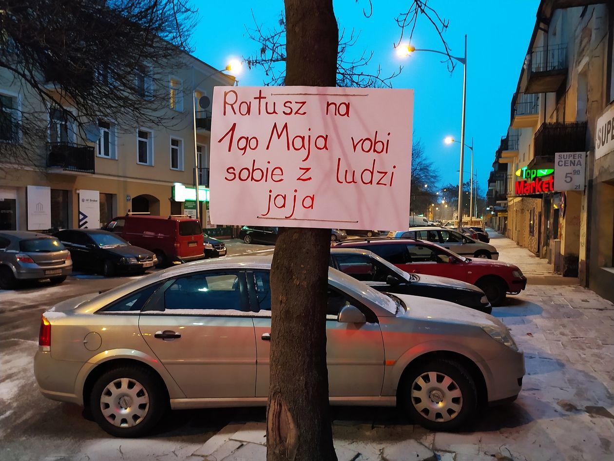  Akcja plakatowa w obronie drzew przy ul. 1 Maja (zdjęcie 1) - Autor: Dominik Smaga