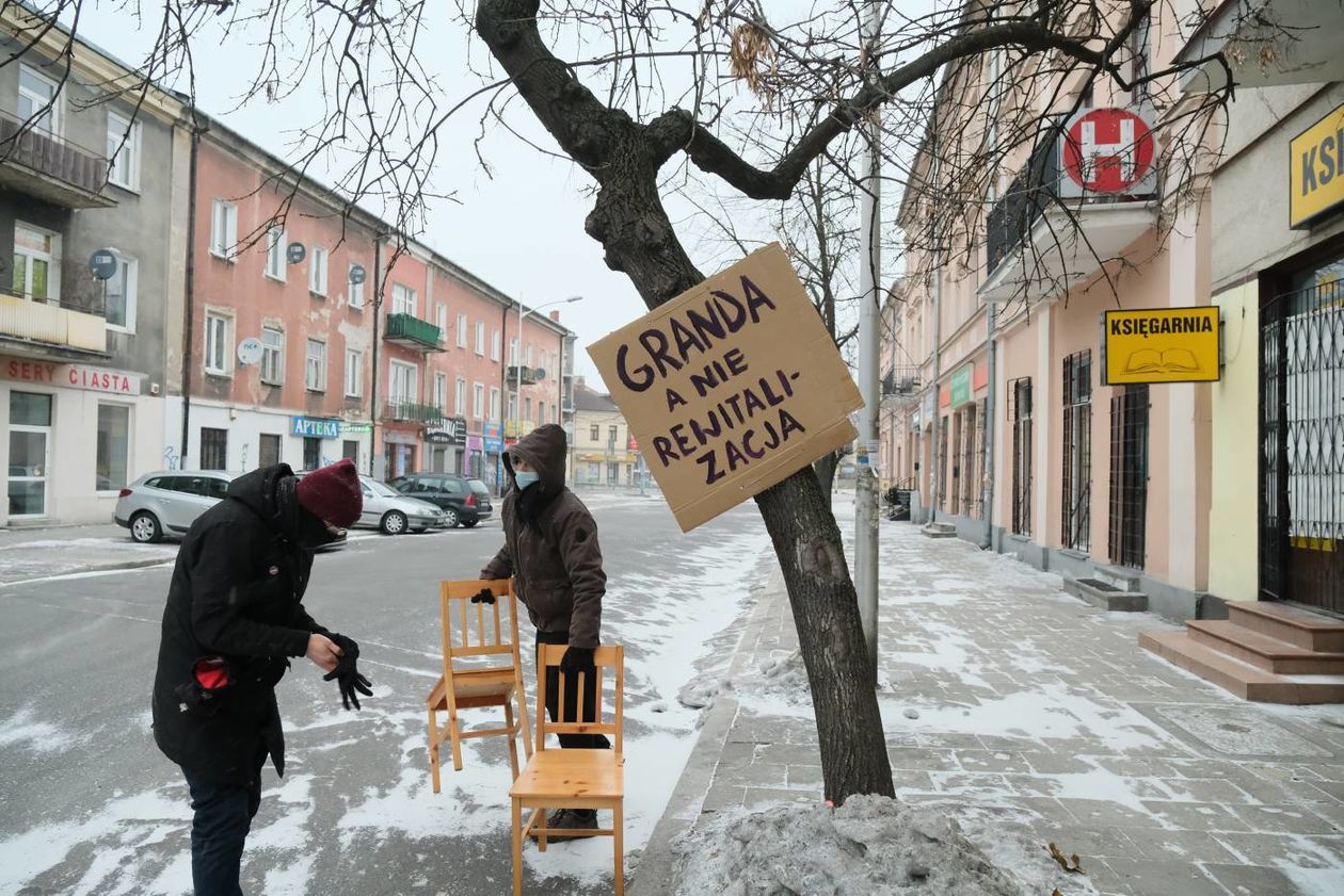  Akcja plakatowa w obronie drzew przy ul. 1 Maja (zdjęcie 1) - Autor: Maciej Kaczanowski