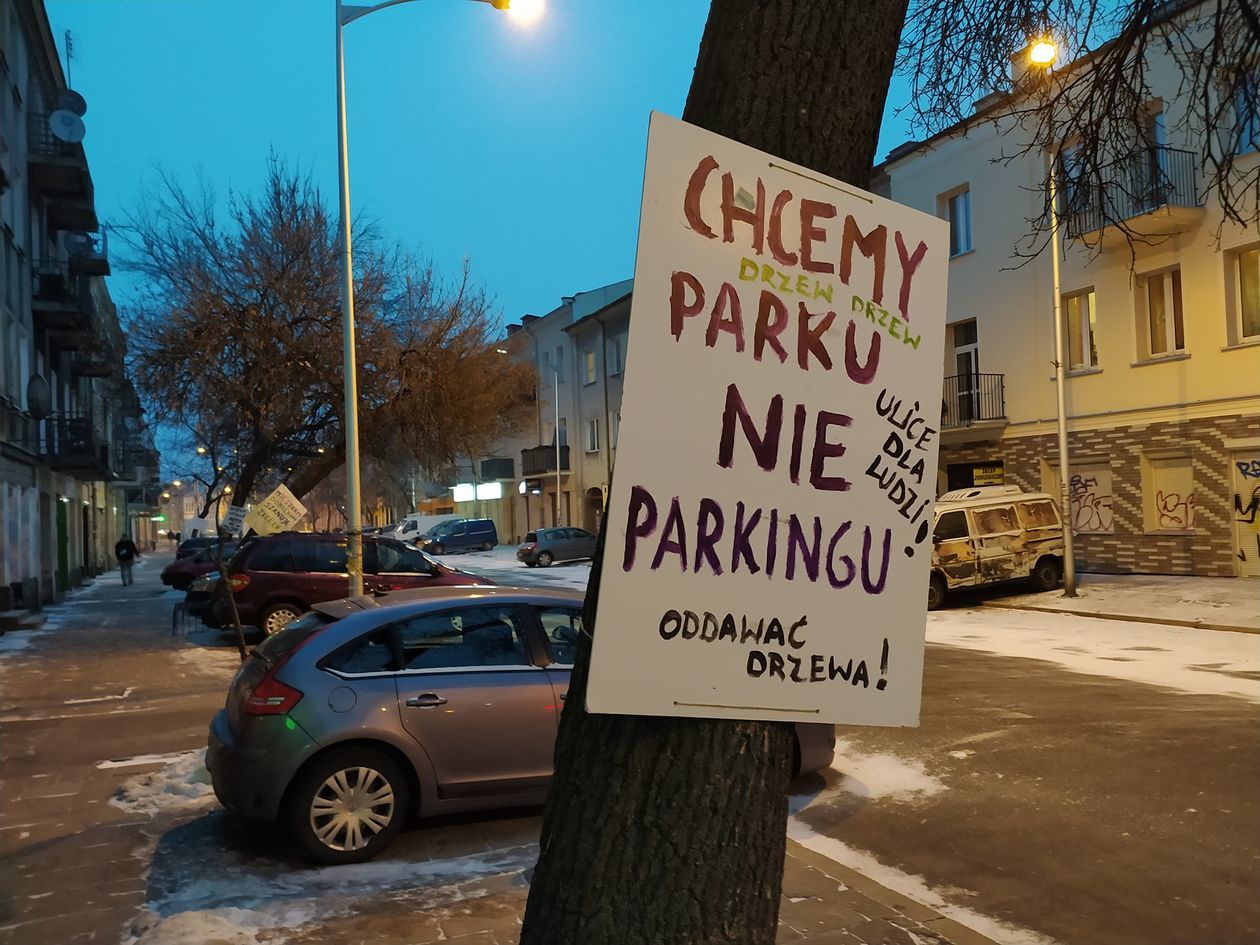  Akcja plakatowa w obronie drzew przy ul. 1 Maja (zdjęcie 1) - Autor: Dominik Smaga