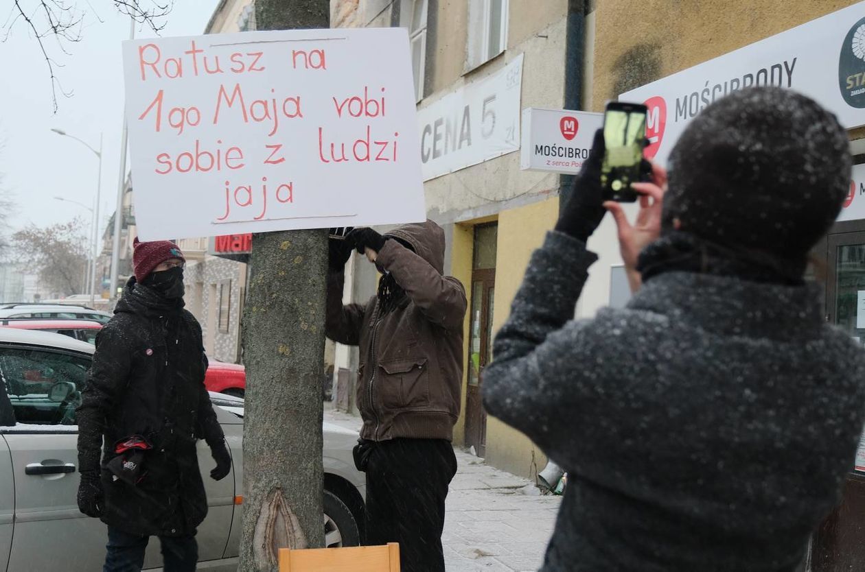 Akcja plakatowa w obronie drzew przy ul. 1 Maja - Autor: Maciej Kaczanowski