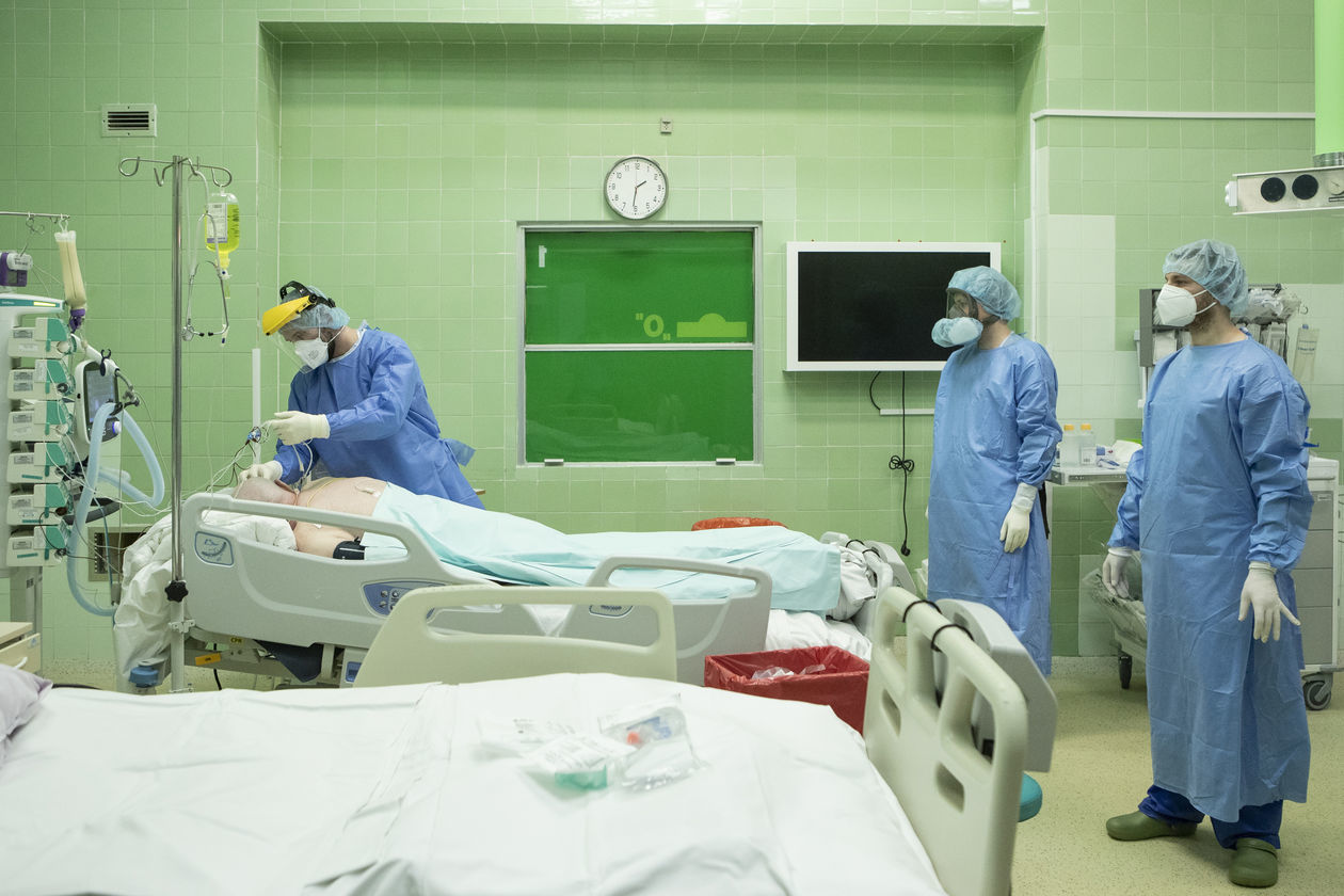  Medycy na oddziale intensywnej terapii dla pacjentów z Covid-19 (zdjęcie 1) - Autor: Jacek Szydłowski 